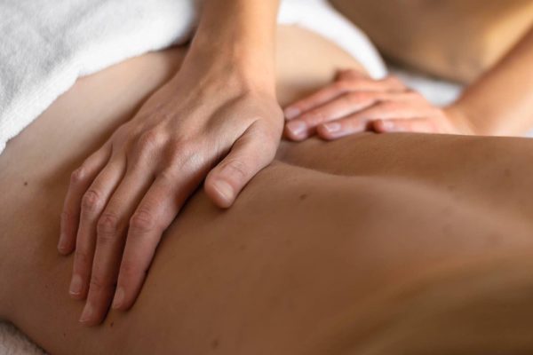 Photographie représentant un massage du dos